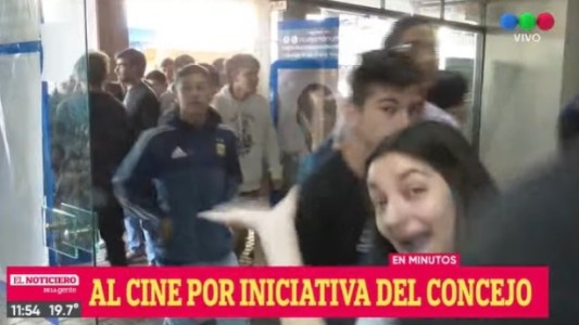 Alumnos van al cine Monumental a ver Argentina 1985