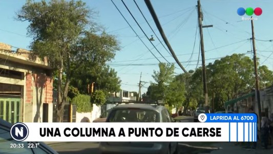 Una columna a punto de caerse y cables de media tensión colgados