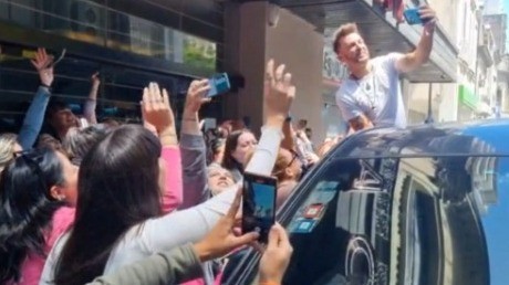 Axel deslumbró en el teatro Broadway