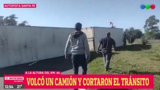 Volcó un camión en la autopista a Santa Fe