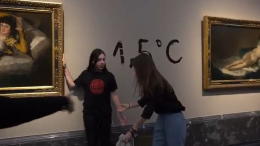 "Nos están llevando a la muerte": Activistas pegaron sus manos al marco de dos cuadros de Goya