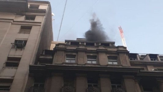 Evacuaron el Ministerio de Economía por un incendio en un edificio contiguo