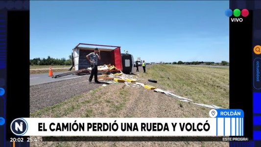 Perdió una rueda y volcó en medio de la autopista