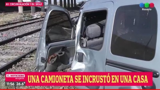 Un auto se incrustó en una vivienda en Circunvalación y Seguí