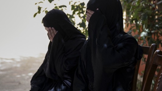 Los talibanes prohiben gimnasios y baños públicos a las mujeres en Afganistán