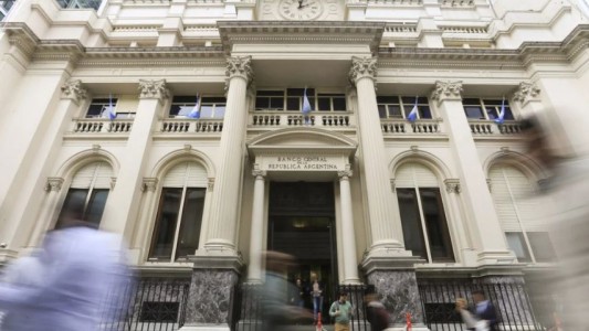 El Banco Central vendió otros US$ 100 millones en el mercado y la cotización del dólar blue subió a $297