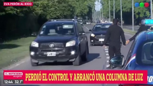 Siniestro en Eva Perón al 8300: perdió el control y tumbó un poste de luz