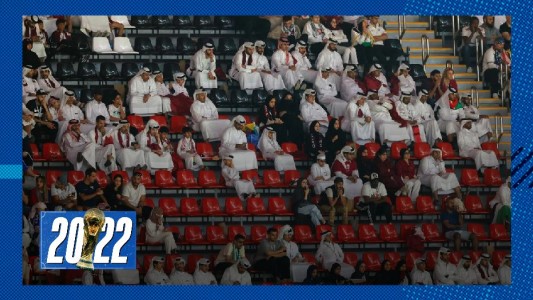Decepcionados, los hinchas de Qatar se fueron mucho antes del final del partido