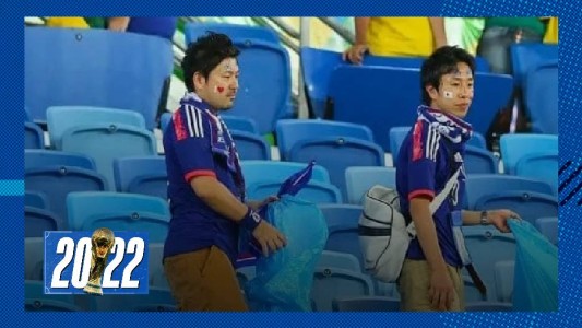 "Respetamos el lugar": hinchas japoneses se quedaron en el estadio para recolectar la basura