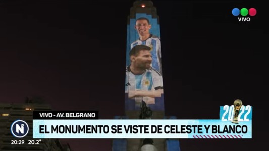 El Monumento se vistió de celeste y blanco y enarbola la bandera de Messi