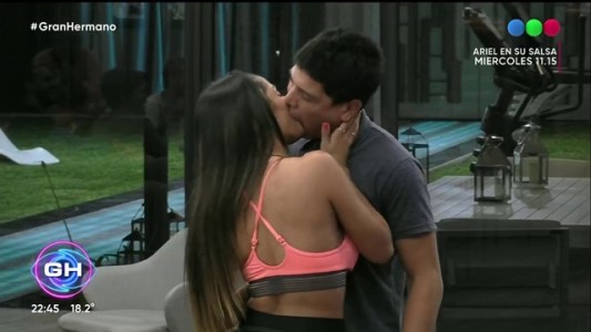 Daniela y Thiago se dieron un apasionado beso enfrente de todos