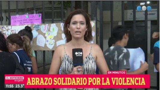 Abrazo solidario a la escuela Lola Mora por la violencia que se cobró la vida de dos alumnos