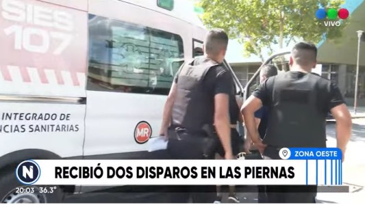 Esperaba el colectivo en el Distrito Oeste y lo balearon