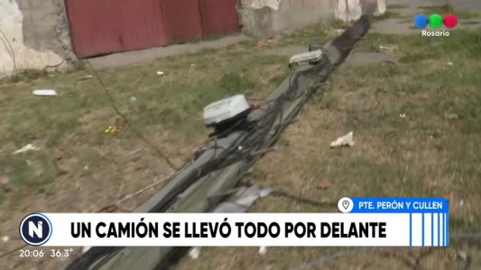 Camión arrancó postes de luz, dejó dos cuadras sin cable y dañó un auto