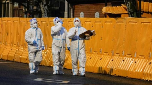 China cuestionó a la OMS por dudar de sus datos sobre la ola de coronavirus y reclamó "imparcialidad"