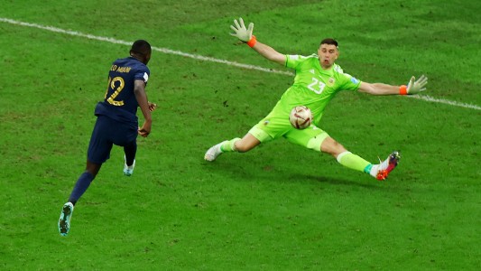 Kolo Muani habló de su mano a mano con el Dibu Martínez: "Pensaré en esa jugada el resto de mi vida"