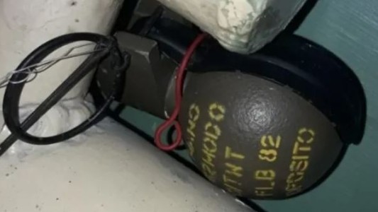 Un hombre le arrojó una granada en la cara a un policía: "Ahora explotamos todos"