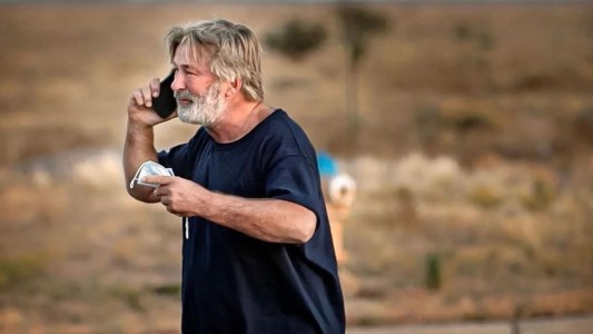 Alec Baldwin acusado de homicidio involuntario por la muerte de Halyna Hutchins en el rodaje de una película