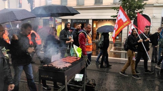Manifestantes hicieron una choripaneada en las protestas por la reforma jubilatoria en Francia