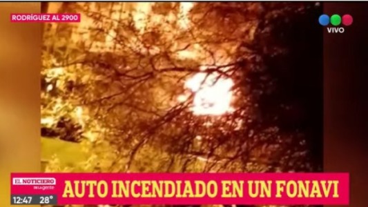 Misterioso incendio a un auto en un Fonavi en Rodriguez y Rueda