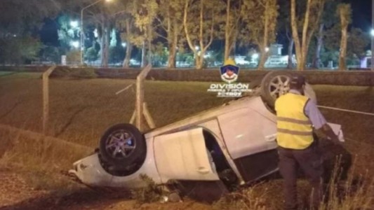 Volcó con su auto y lo fue a buscar un familiar que estaba más borracho que él