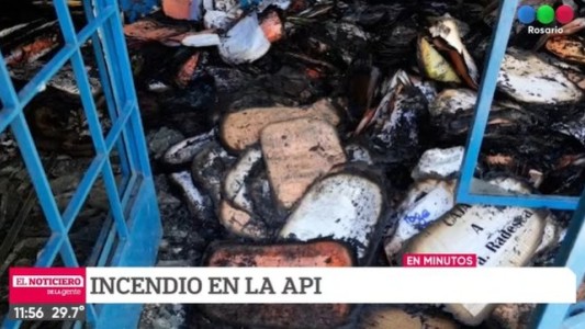 Vandalismo: prendieron fuego el portón de ingreso de la API