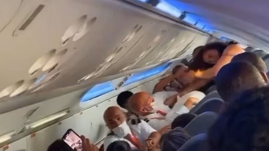 Vuelo movido: batalla campal en un avión por un asiento - #Flashchat