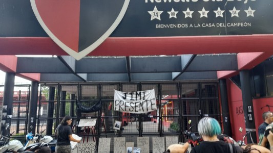 Marcha de bronca y pedido de justicia por el músico asesinado frente a la cancha de Newell's
