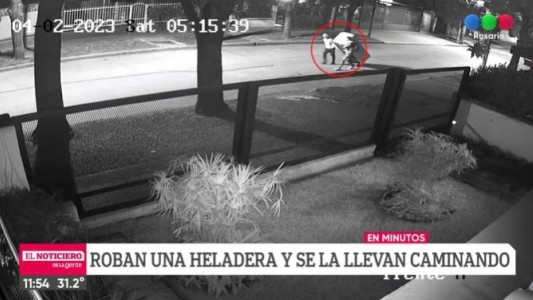 Impunes y tranquilos: se llevaron caminando una heladera en barrio Alberdi