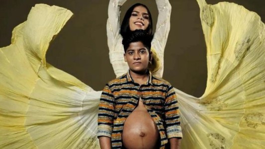 Con "lagrimas de felicidad", pareja trans celebra histórico nacimiento de su hijo en India