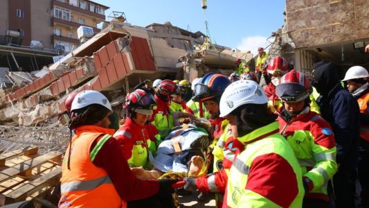 Rescatan a mujer que pasó más de 100 horas sepultada tras el sismo en Turquía