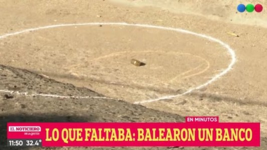 Disparó cinco tiros contra una sucursal bancaria y escapó corriendo en ojotas