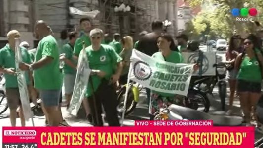 Cadetes reclaman por más seguridad frente la sede de gobernación