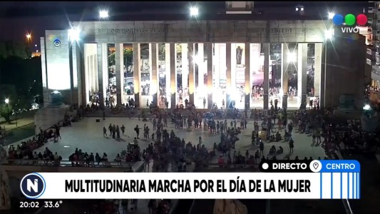Multitudinaria marcha por el 8M en Rosario