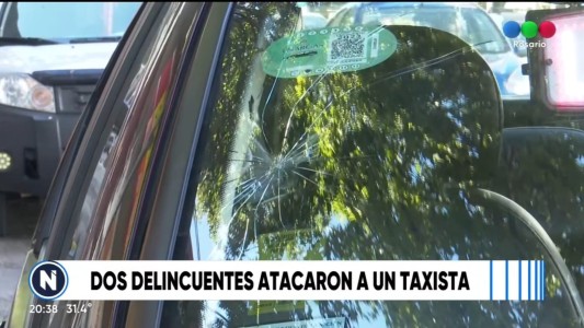 Delincuentes en moto asaltaron a un taxista y le pegaron un tiro al auto