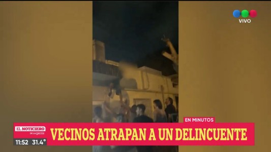 Vecinos bajaron a un ladrón del techo, lo golpearon y lo entregaron