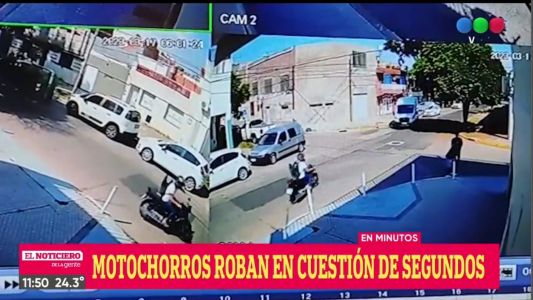 Motochorros le robaron el celular a un joven en barrio Refinería