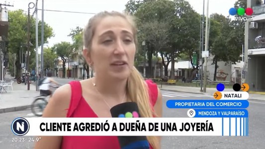 Cliente enojado reclamó un reloj nuevo y agredió a la comerciante