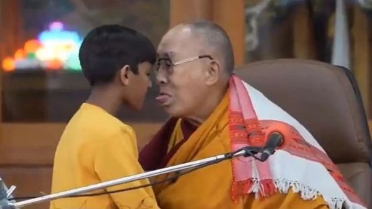 El Dalai Lama pidió disculpas por pedirle a un niño que le chupe la lengua