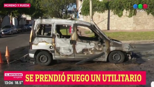 Un utilitario fue consumido por el fuego en pocos minutos