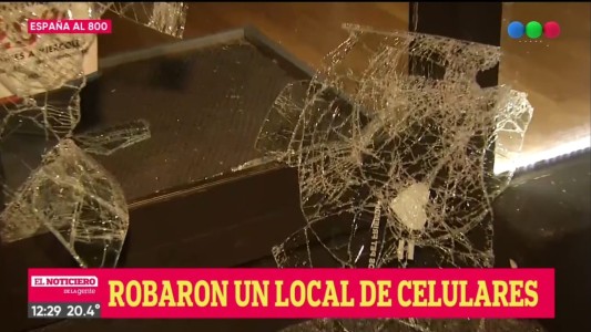 Destrozaron la vidriera y robaron en un local de accesorios para teléfonos en pleno centro