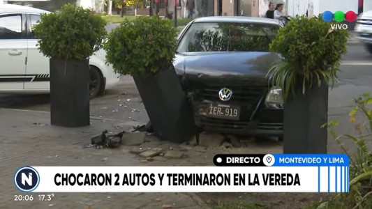 Chocaron dos autos y terminaron subidos a la ochava