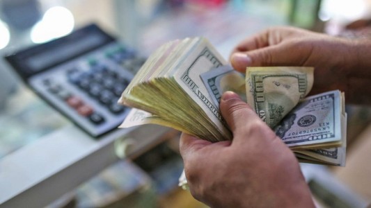 Fuerte baja del dólar blue que se aleja de los $500