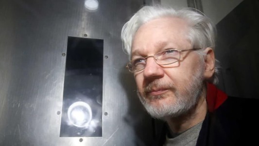 Julian Assange le pidió a Carlos III que lo visite en prisión