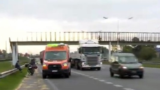 Lo encerró un camión, chocó a un auto y sufrió una fractura