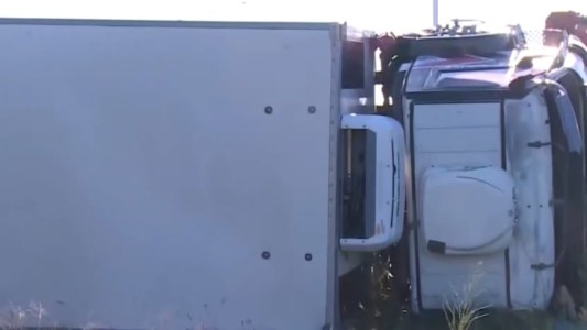 Un camionero se quedó dormido y volcó en Av. Circunvalación