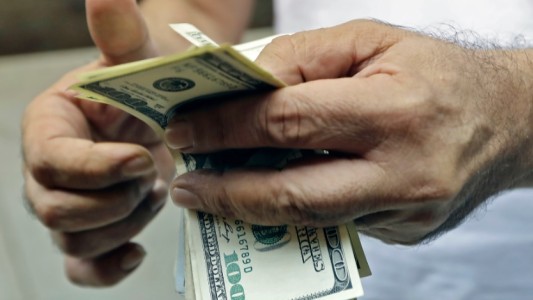 Suba del dólar tras la decisión de Economía de discontinuar la intervención