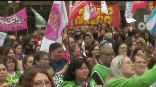 Docentes estatales se movilizaron para pedir reapertura de paritarias y más seguridad