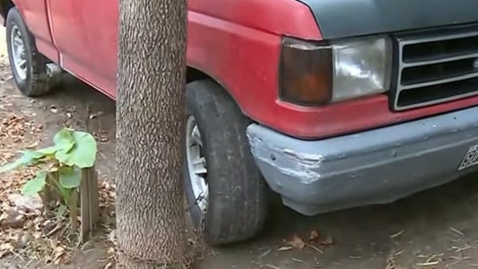 Cansados de los robos decidieron encadenar la camioneta a un árbol