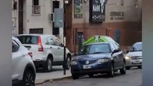 Escracharon a conductor que circulaba por la vereda en pleno centro